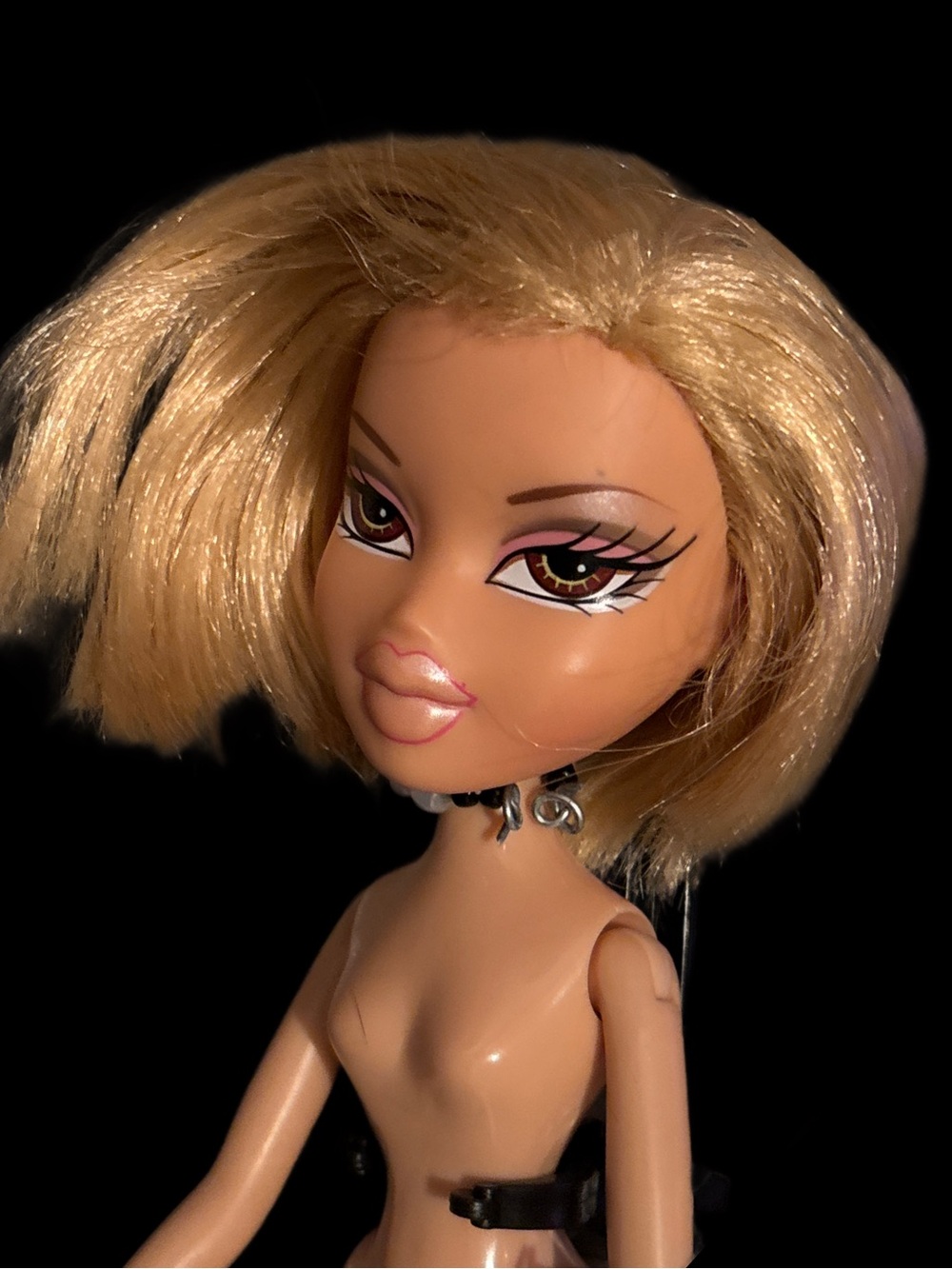 2001 Bratz Original Chloe Blonde Fashion Doll with Pink Makeup - Picture 3 of 13
